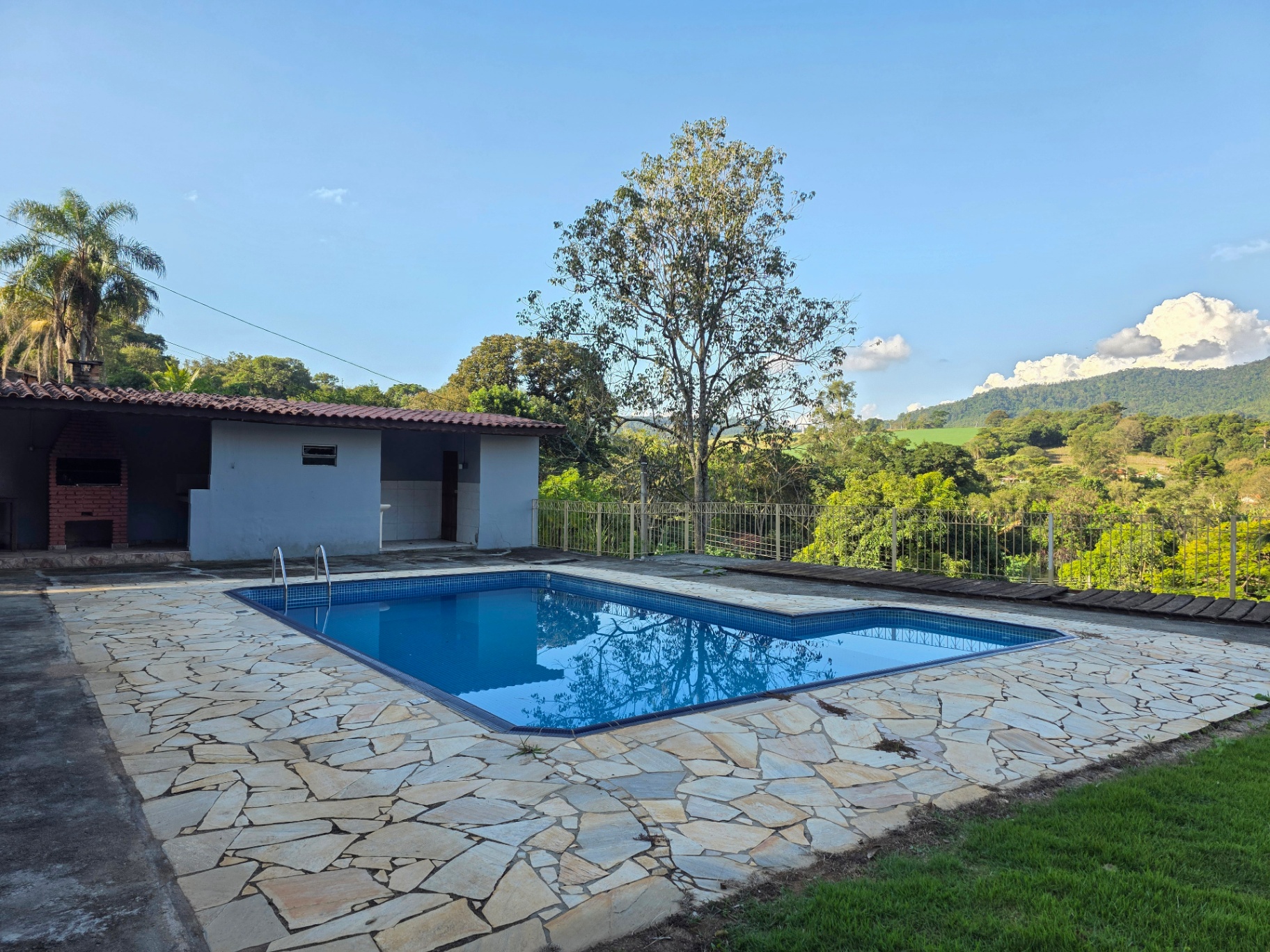Chácara com Piscina e Vista para as Montanhas